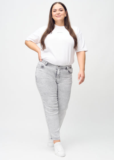 Fuldt billede af en plus-size model i lysegrå denim regular jeans.