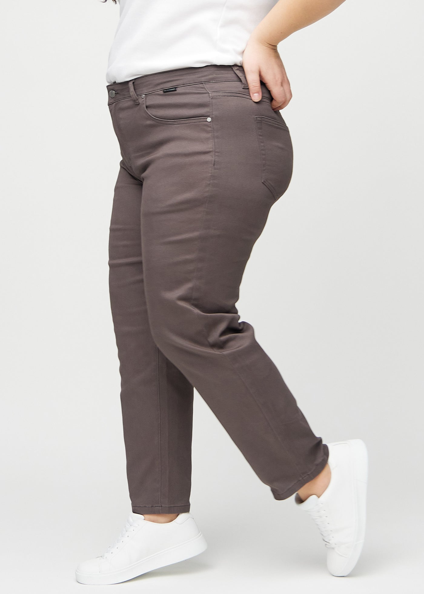 Gråbrune regular jeans set fra siden på en plus-size model.