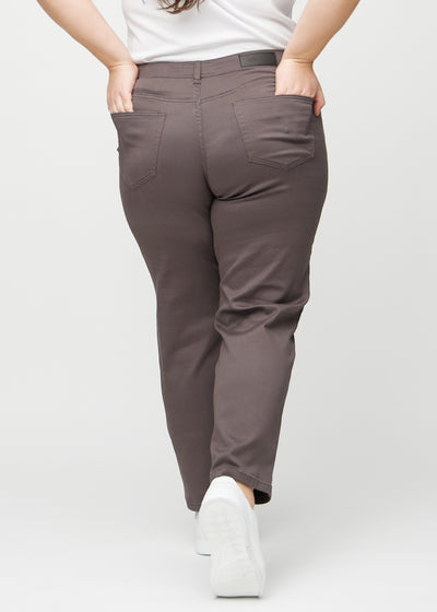 Gråbrune regular jeans set bagfra på en plus-size model, så man kan se hele produktet.
