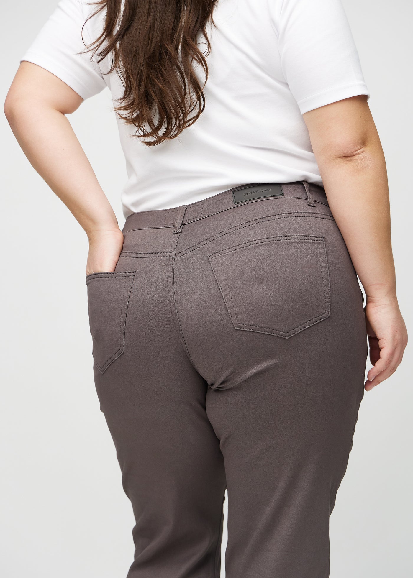 Gråbrune regular jeans set bagfra tæt på en plus-size model for at vise detaljer.