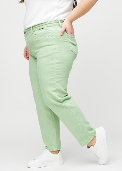 Lysegrønne regular jeans set fra siden på en plus-size model.