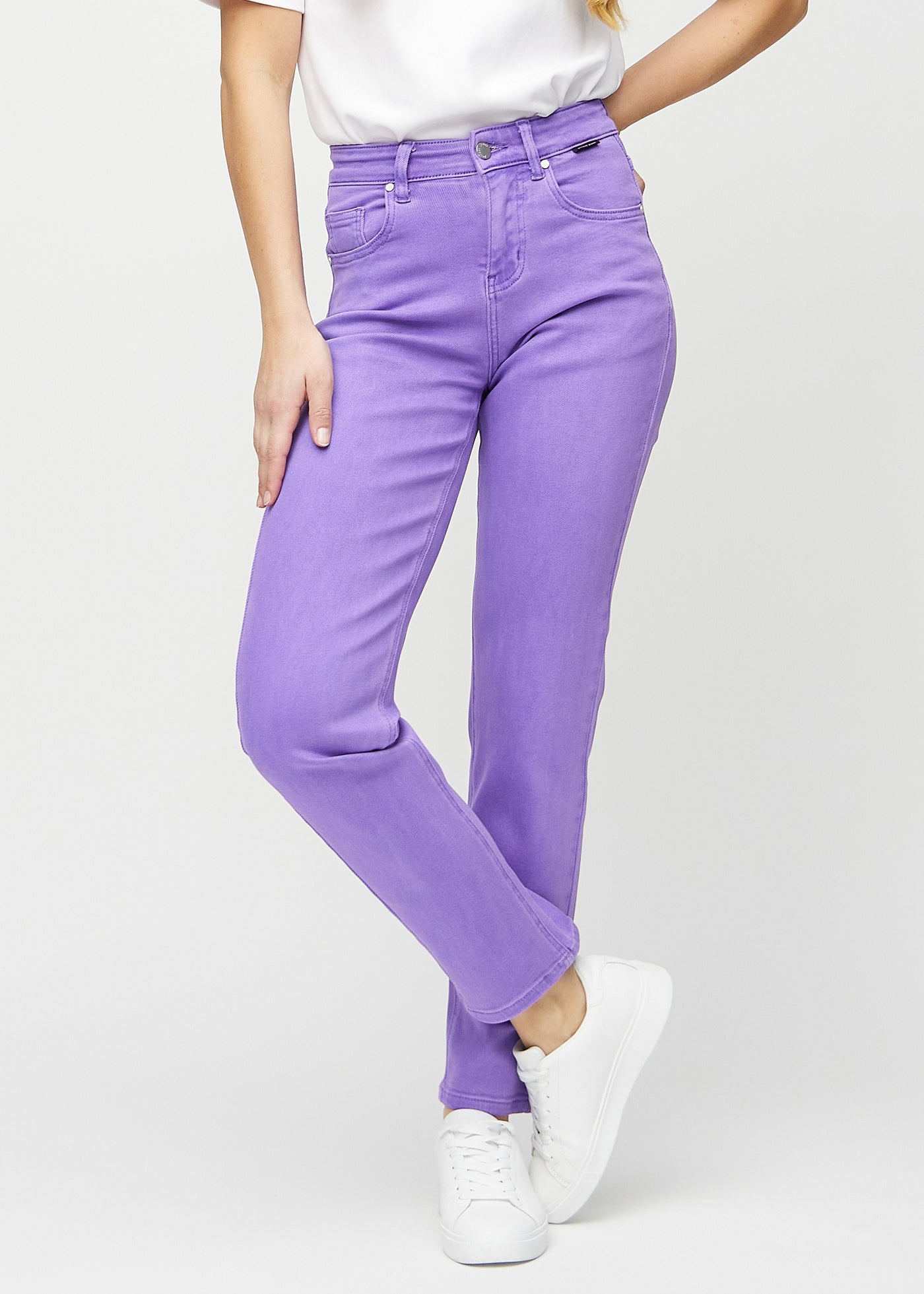 Lilla regular jeans, modelnavn Lavenders, som går lige ned langs benet, set forfra.