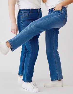 To kvinder i blå denim jeans.