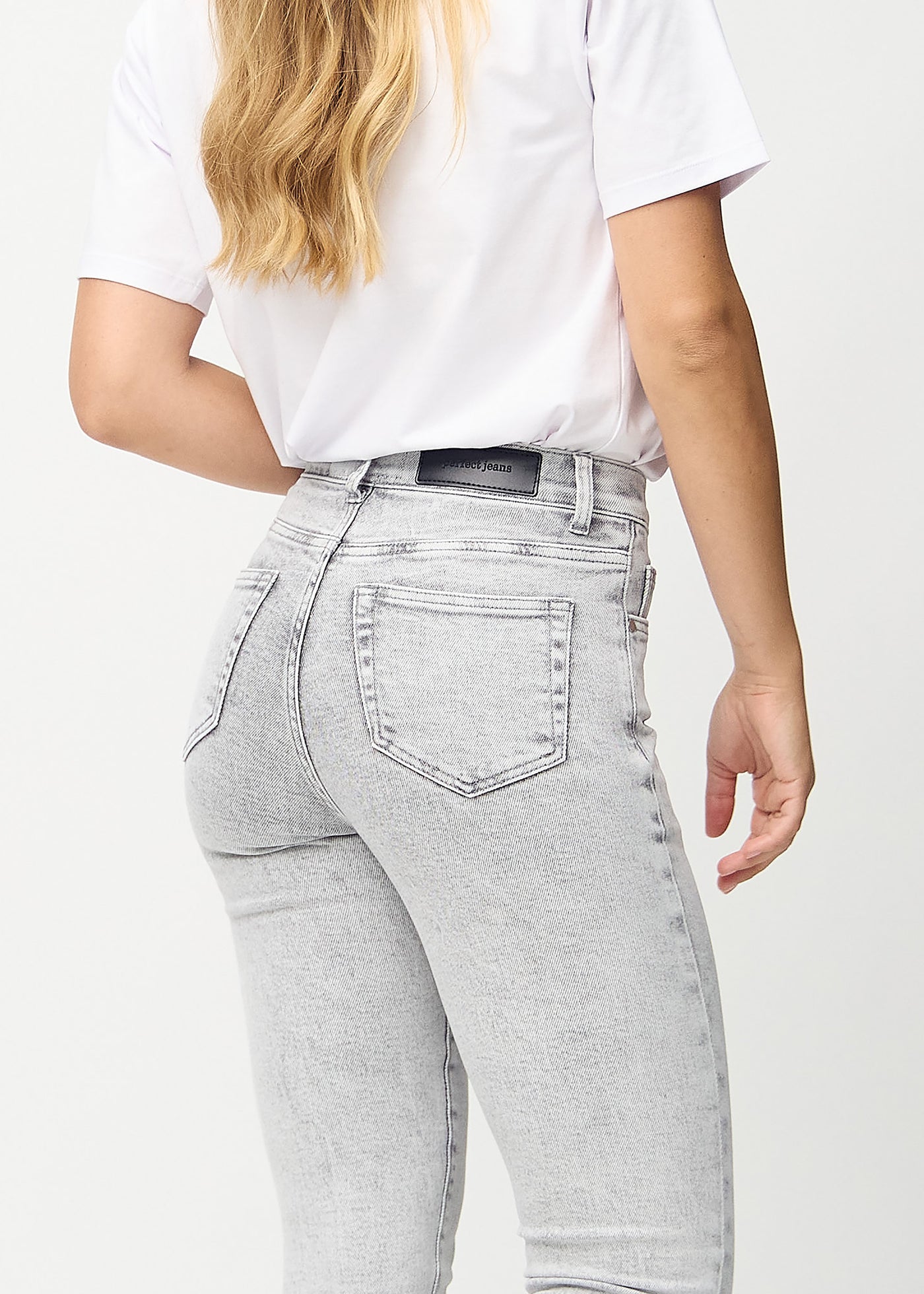 Lysegrå denim skinny jeans set bagfra tæt på for at vise detaljer.