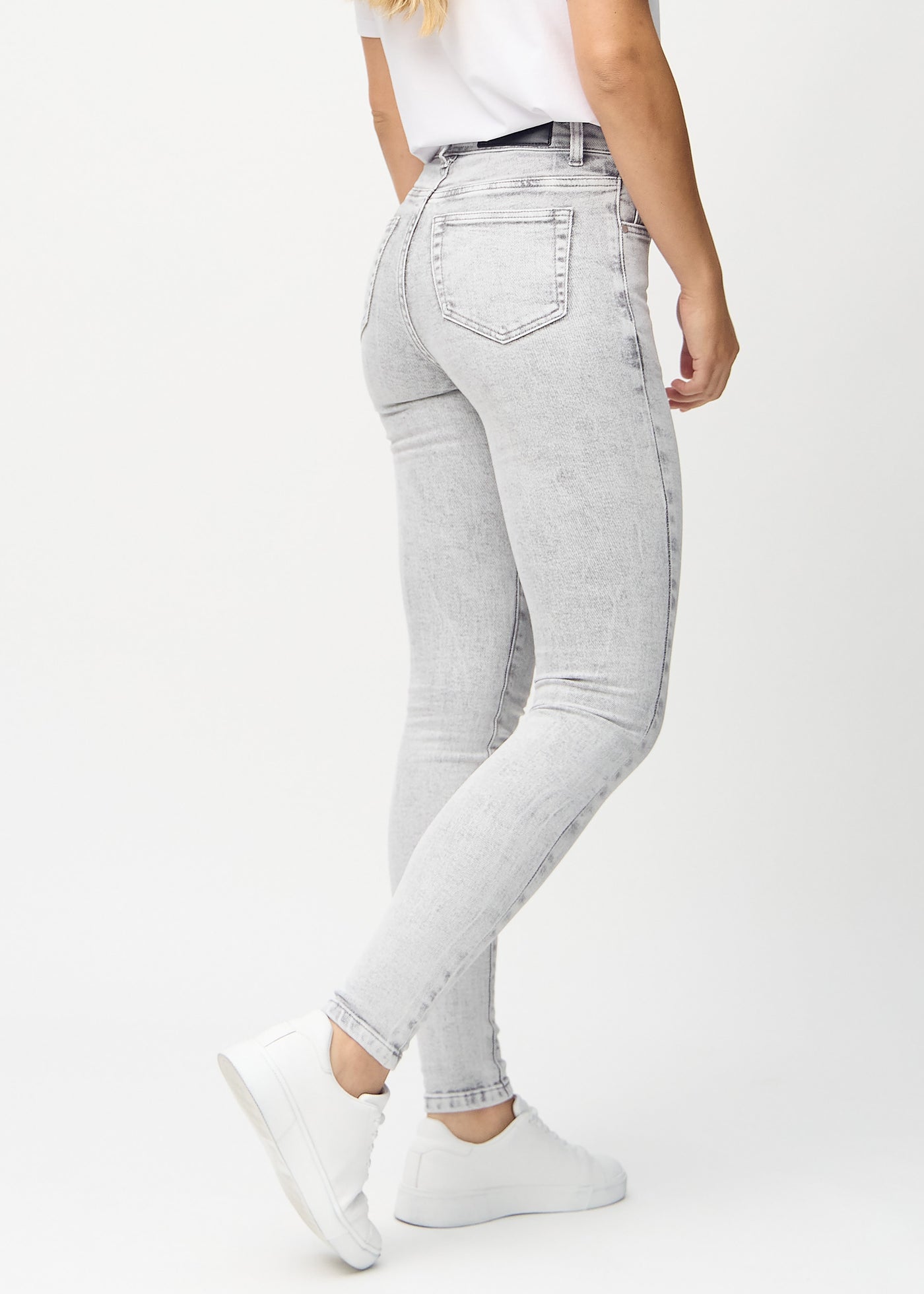 Lysegrå denim skinny jeans set bagfra, så man kan se hele produktet.