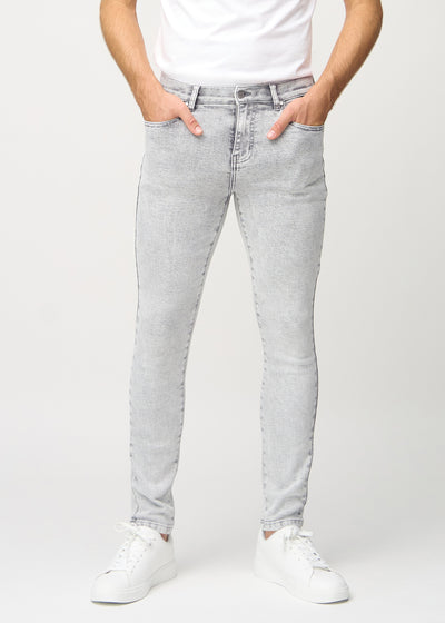 Lysegrå denim slim jeans, modelnavn Ashes, som sidder tæt til benet, set forfra.
