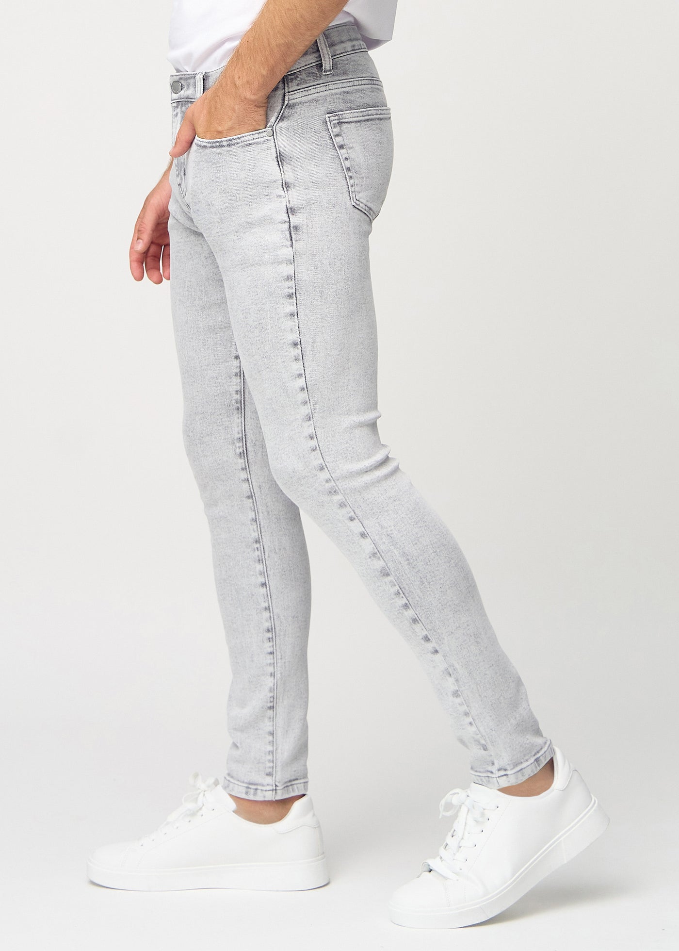 Lysegrå denim slim jeans set fra siden på model.