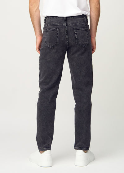 Mørkegrå denim regular jeans set bagfra, så man kan se hele produktet.