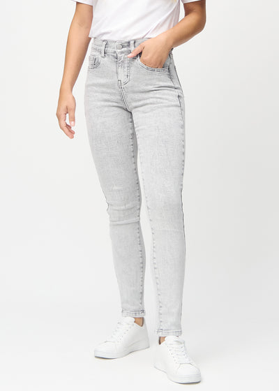 Lysegrå denim slim jeans, modelnavn Ashes, som sidder tæt til benet, dog lidt løsere ved anklen, set forfra.