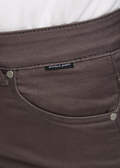 Forlommen på et par gråbrune jeans, hvor man kan se logoet.